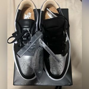 Size 9 never worn JORDAN 1